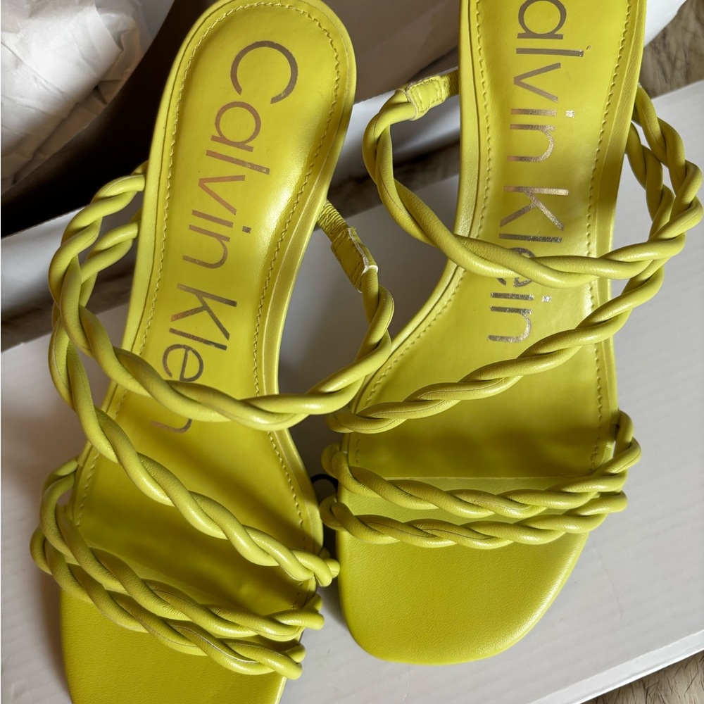 ❤️🥀Calvin Klein light green/yellowish 
 SANDALS W/TWISED STRAP & KITTEN HEELS🥀❤️